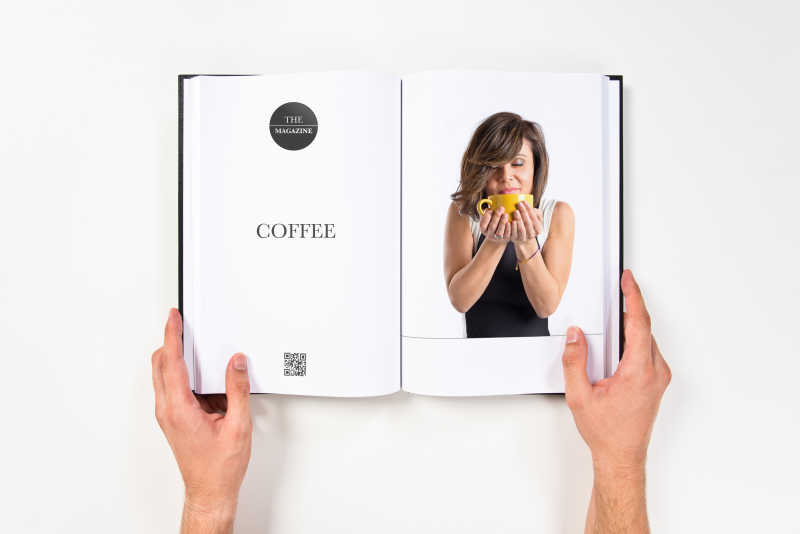 书上印着一位美女拿着一杯咖啡