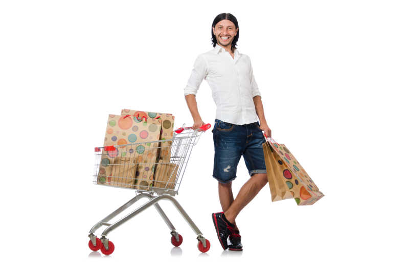 男子购物与超市篮车