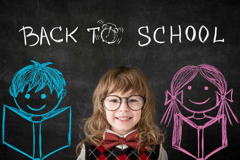 学生在黑板上画的男生女生都回到学校的概念