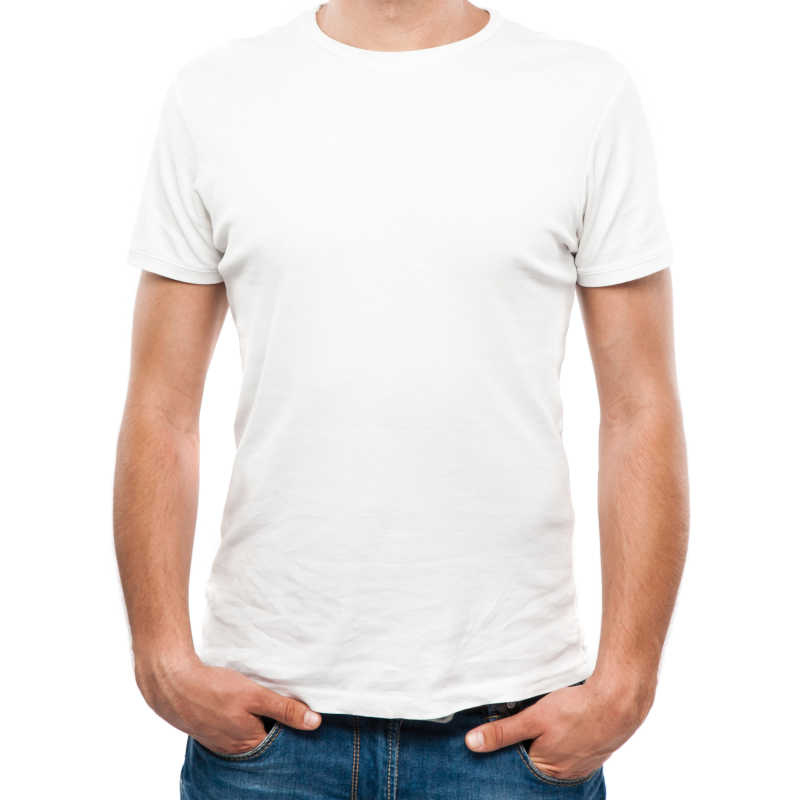 双手插裤兜的男人穿白色T恤
