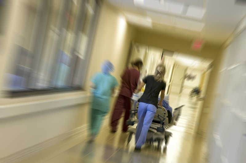 医院走廊急忙跑着的医护人员