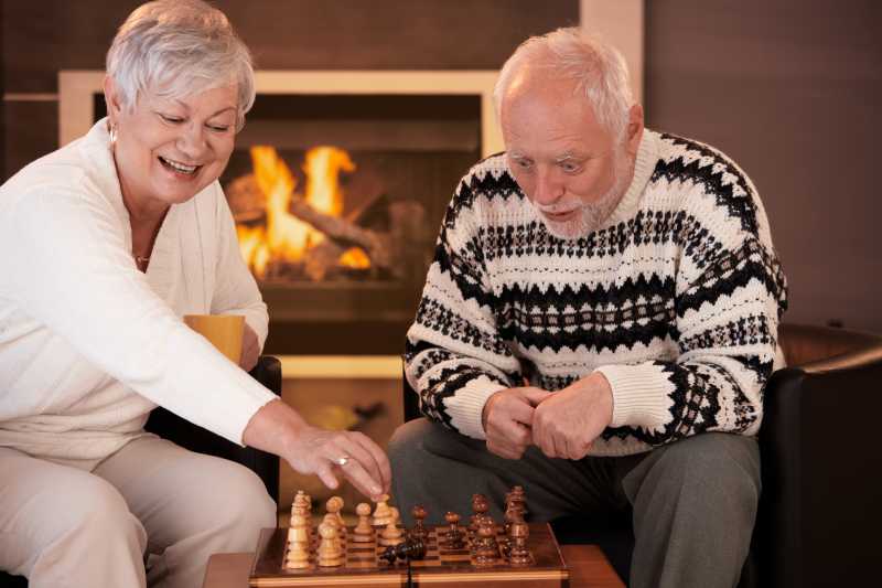 一对老夫妇在家里下棋