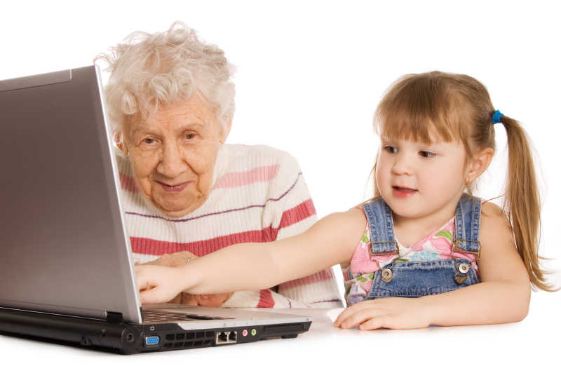 奶奶带着孙女在电脑前