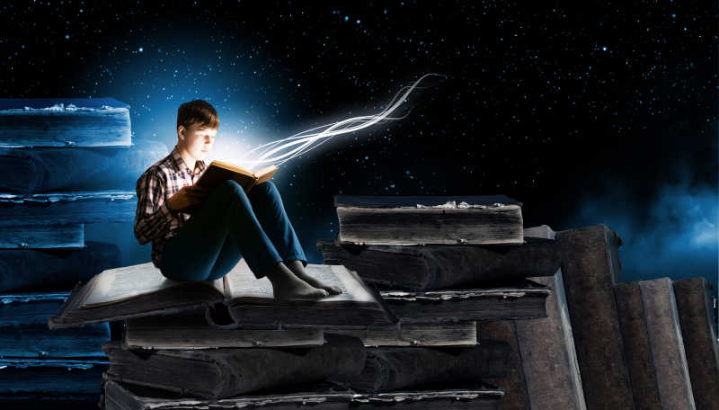 夜空下看书的小男孩