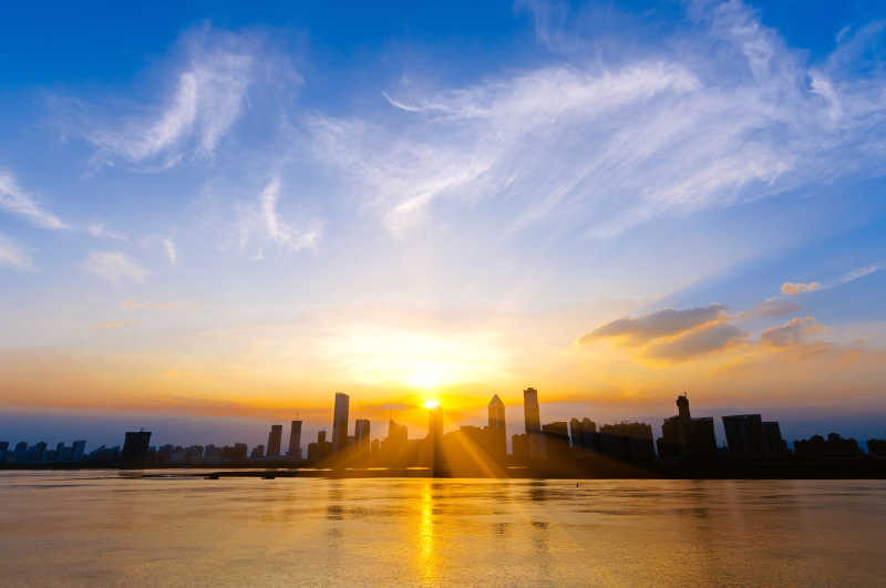 海边城市中的美丽日出