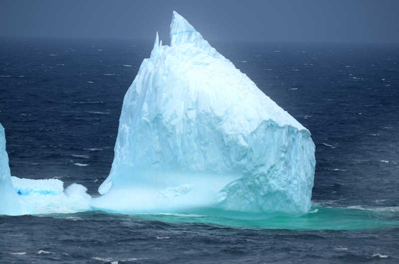 海面上漂浮的冰山