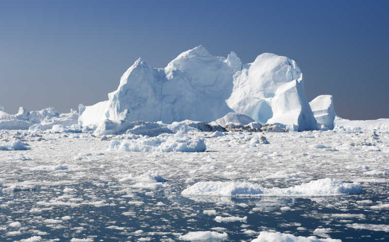 海面奇形怪状的冰山