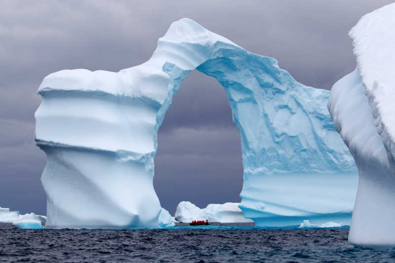 巨大的拱形冰山
