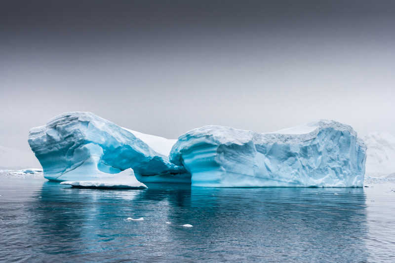 南极海面上漂浮的冰山