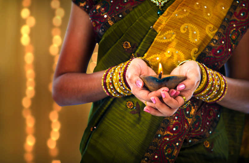 印度排灯节女性手里的油灯