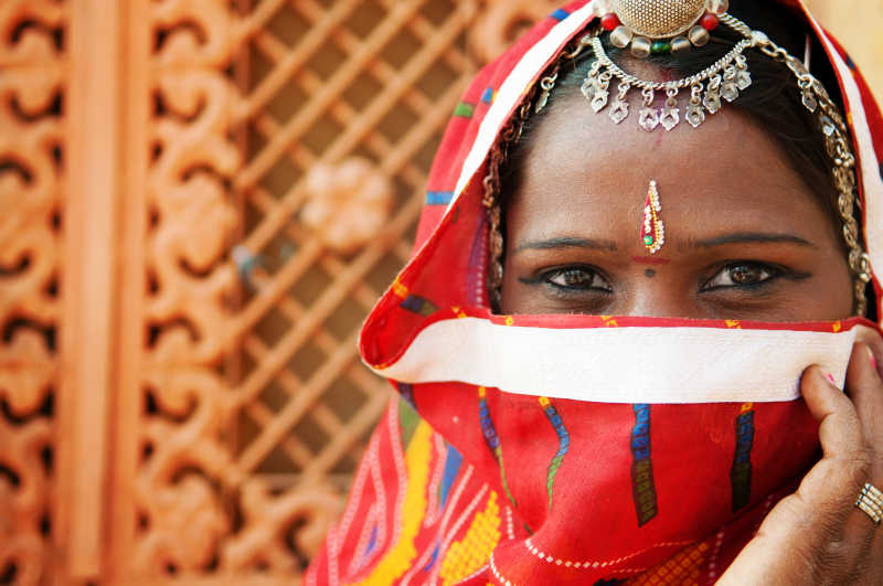 传统的印度穿纱丽服的女人用面纱遮住了她的脸