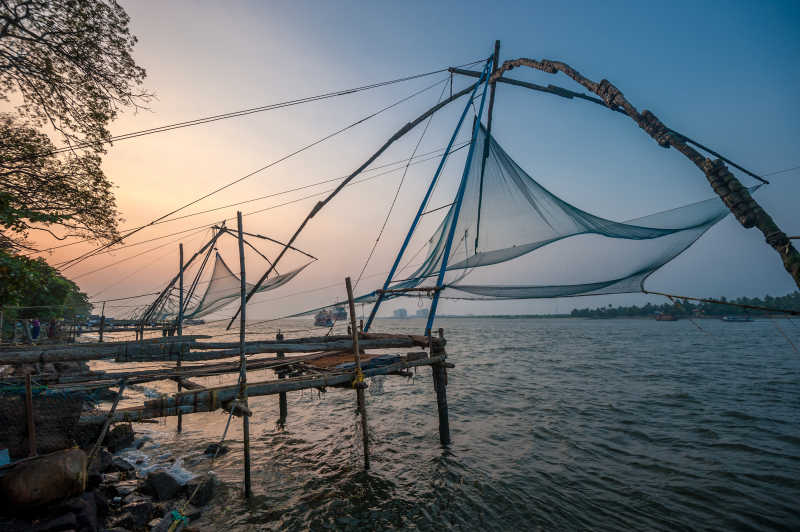 海上支起来的钓鱼用的网