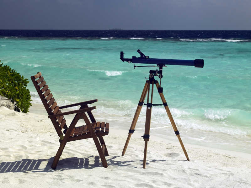 马尔代夫海滩上的望远镜和沙滩椅
