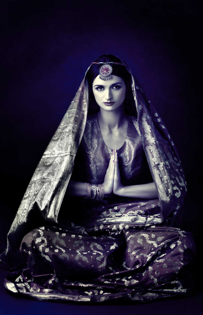 美丽的印度女人肖像与传统服饰