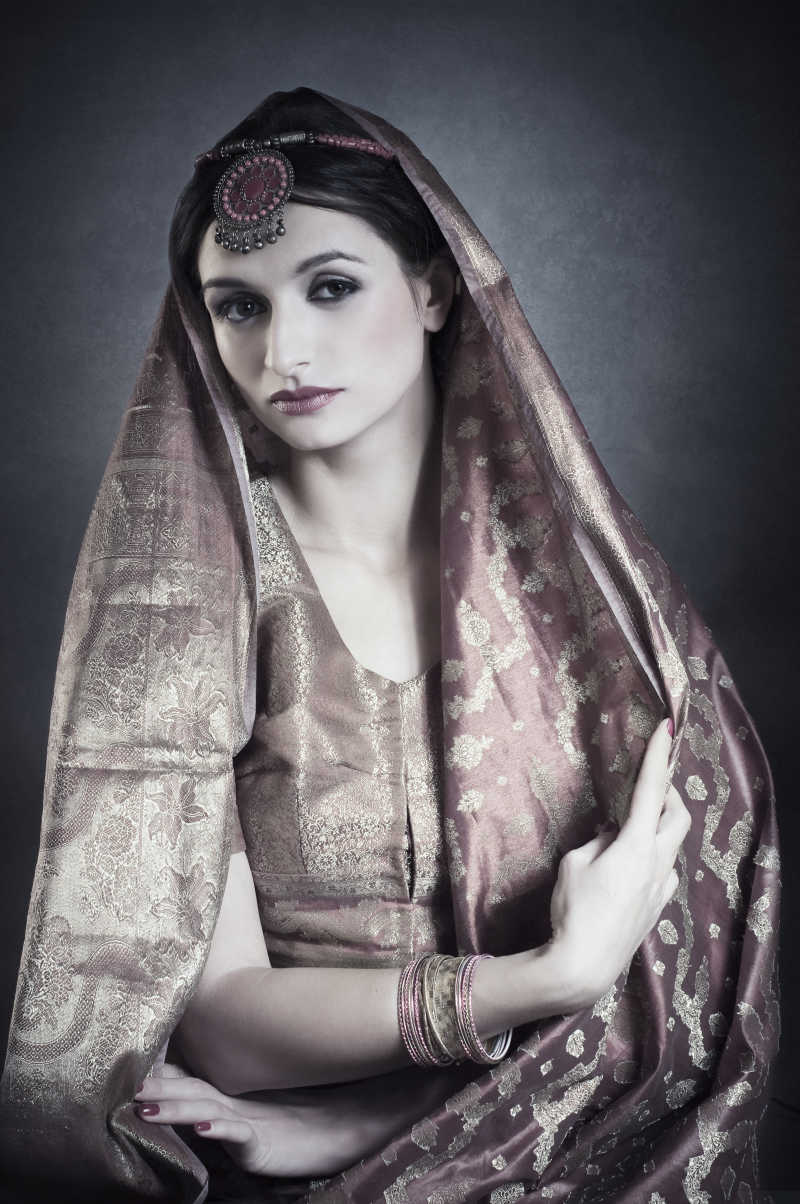 美丽的印度女人与印度服饰