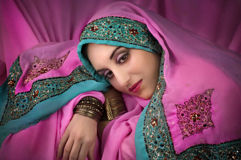 印度传统服饰中的年轻美女