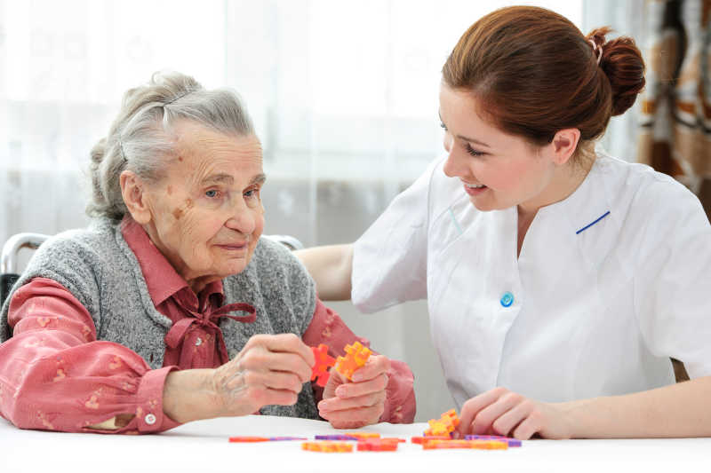 养老院帮助老年妇女的女护士