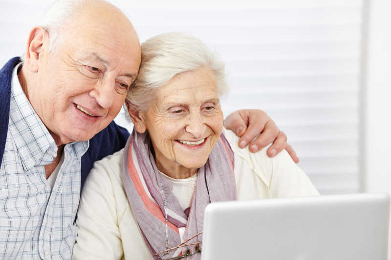老夫妇用笔记本电脑上网