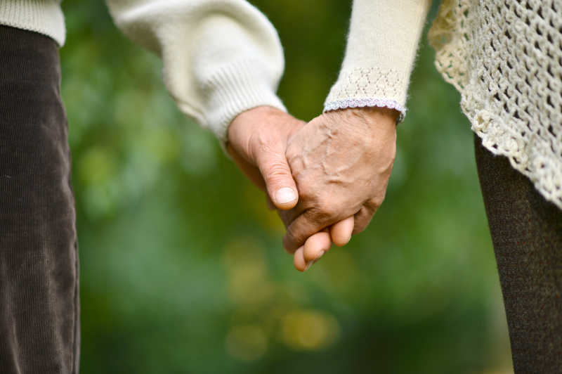 公园里老年夫妇牵在一起的手