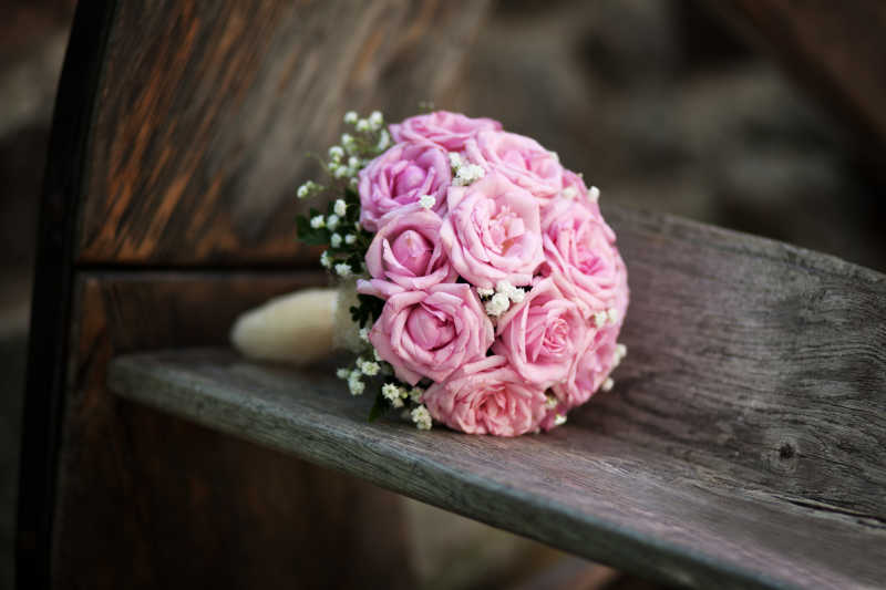 木凳上的粉色玫瑰捧花