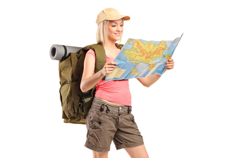 女性旅行者认真的看着地图