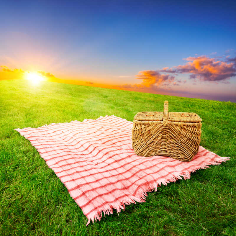 草地上野餐用的毯子
