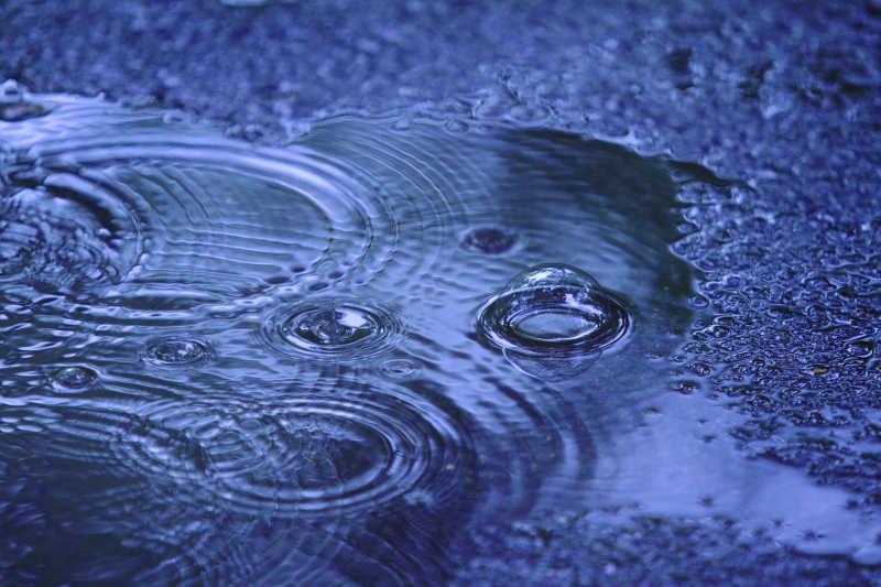 雨水落在水中