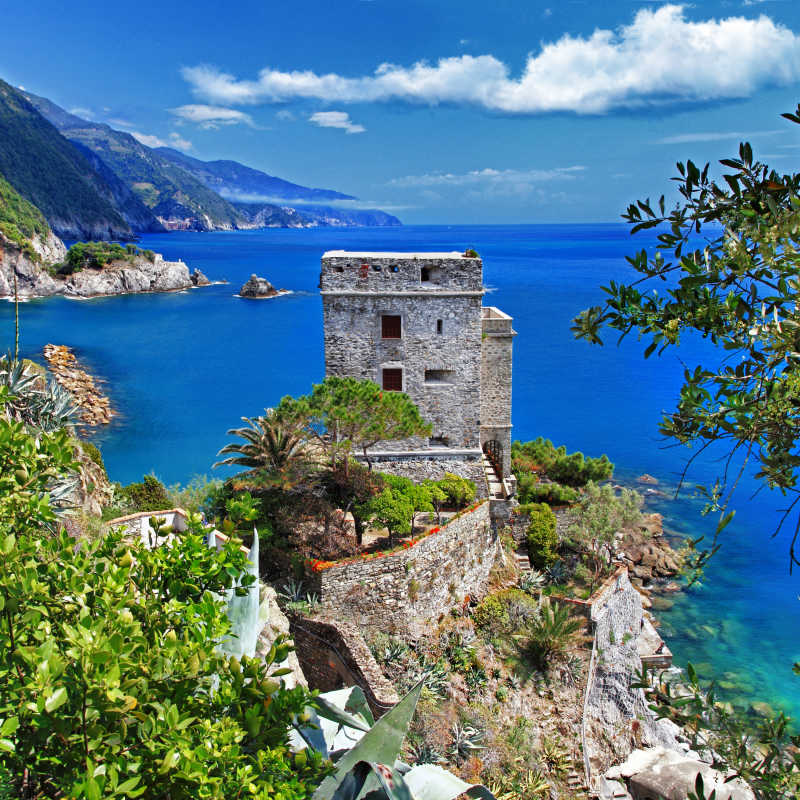 意大利五渔村海边的房子及美丽的海岸线风景