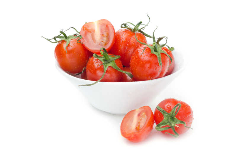 白碗里的带有水滴的番茄