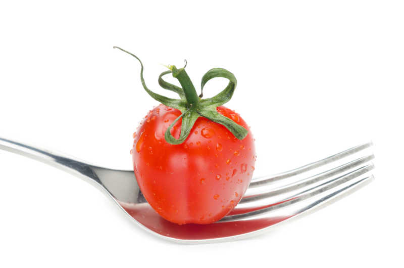 刀叉上的樱桃番茄