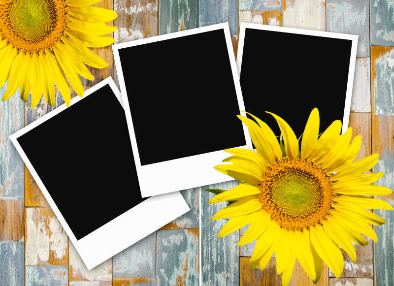 木桌上的黑色相框和向日葵