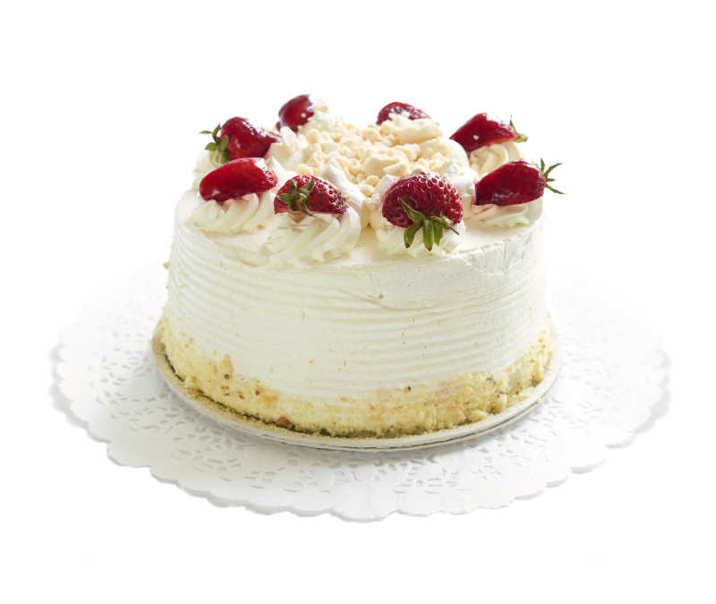白色背景下草莓酥皮奶油蛋糕