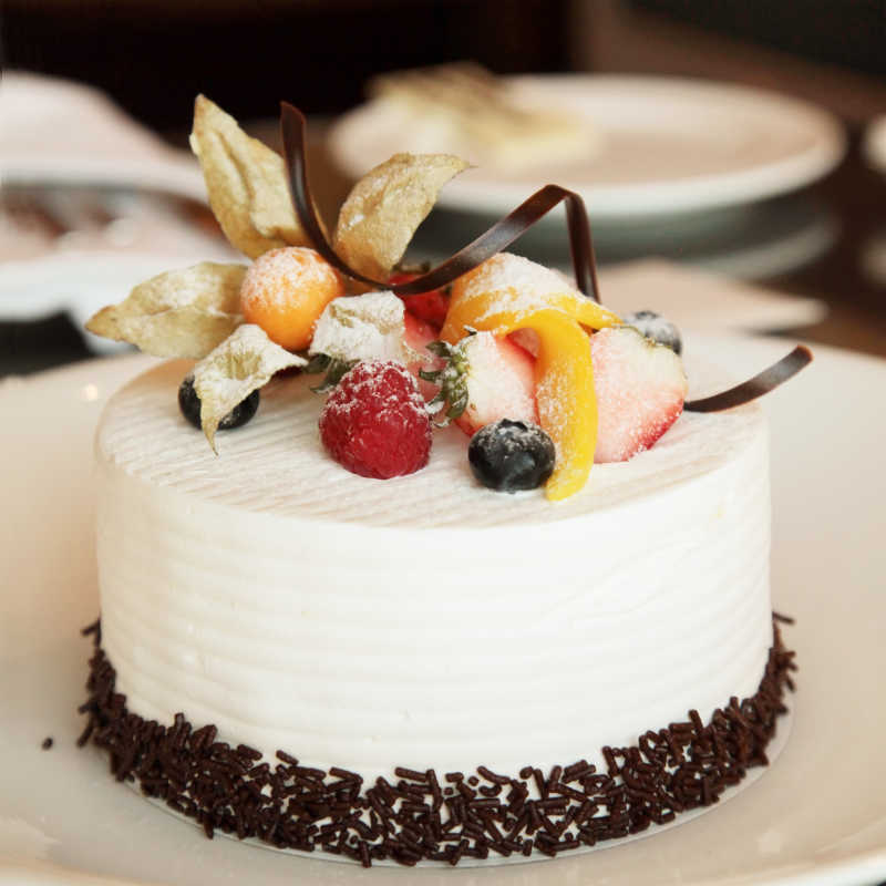 水果和巧克力装饰的奶油蛋糕