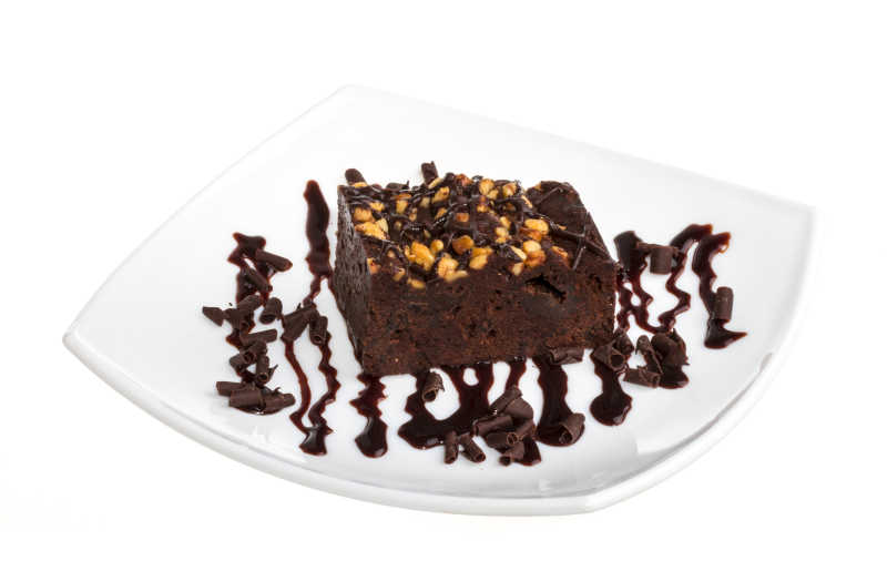 白色瓷盘里的黑巧克力松露蛋糕