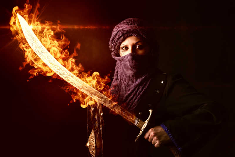 在黑暗背景下手持剑的阿拉伯女战士