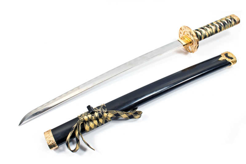 白色背景中的日本武士刀剑和剑鞘