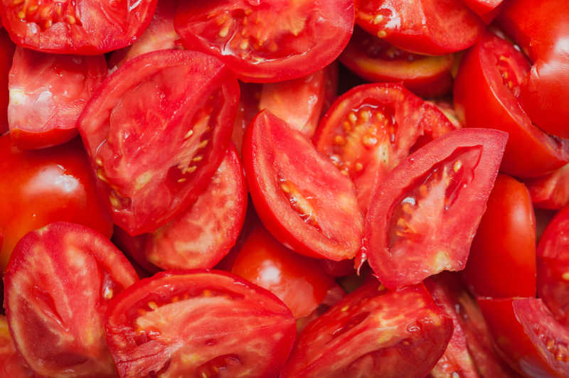 红色切开的番茄