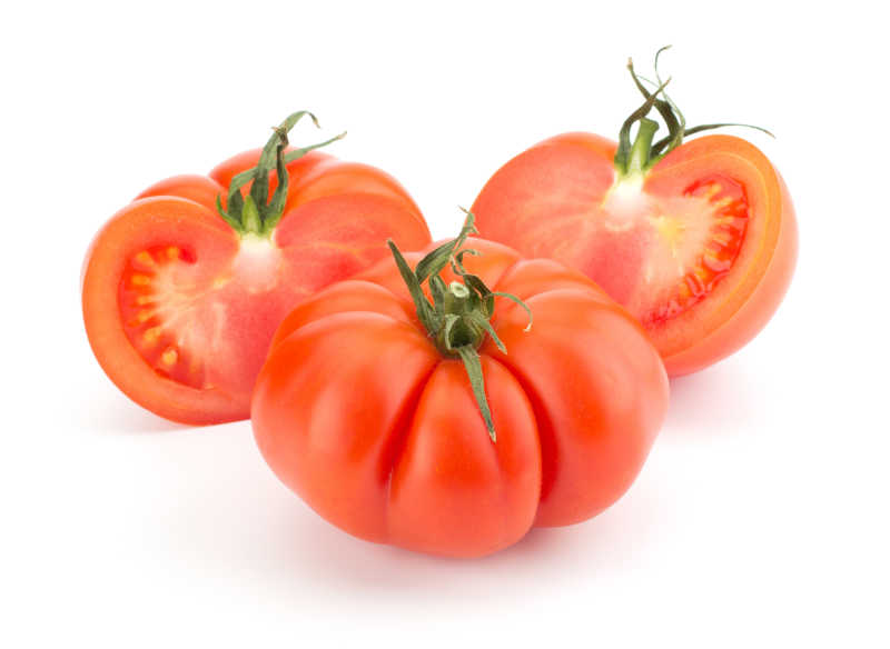 白色背景上对切的番茄
