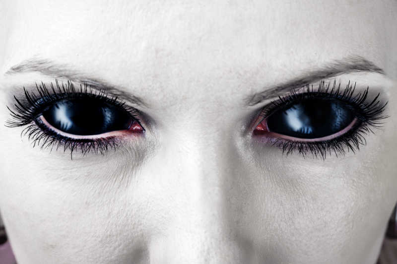 女人恐怖的妆容和邪恶的眼睛
