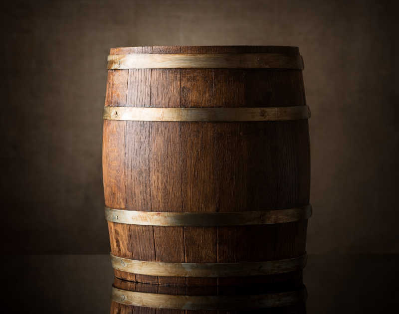 棕色背景上的木制酒桶