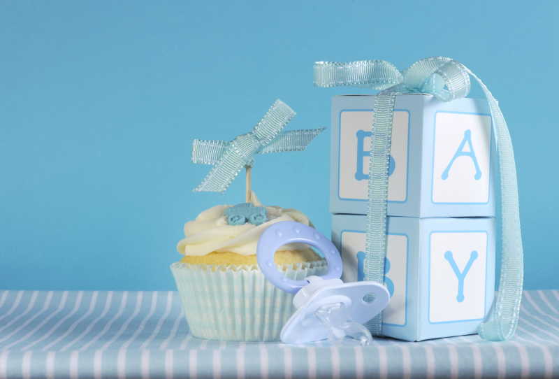 蓝色主题的男婴蛋糕和礼物