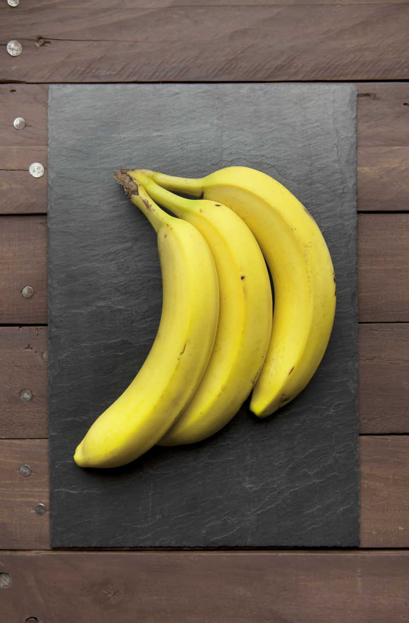 木桌上的三块香蕉