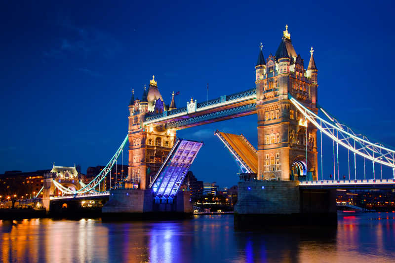 夜晚的英国伦敦塔桥