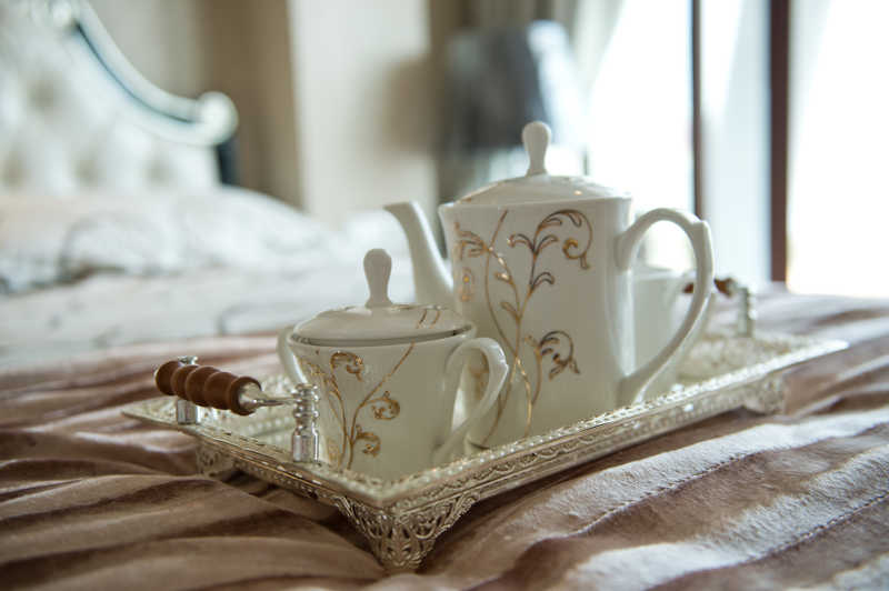 床上的茶杯和茶壶