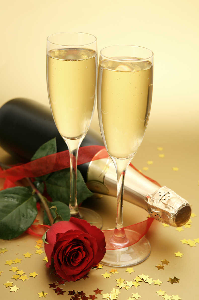 浪漫的香槟酒与玫瑰花