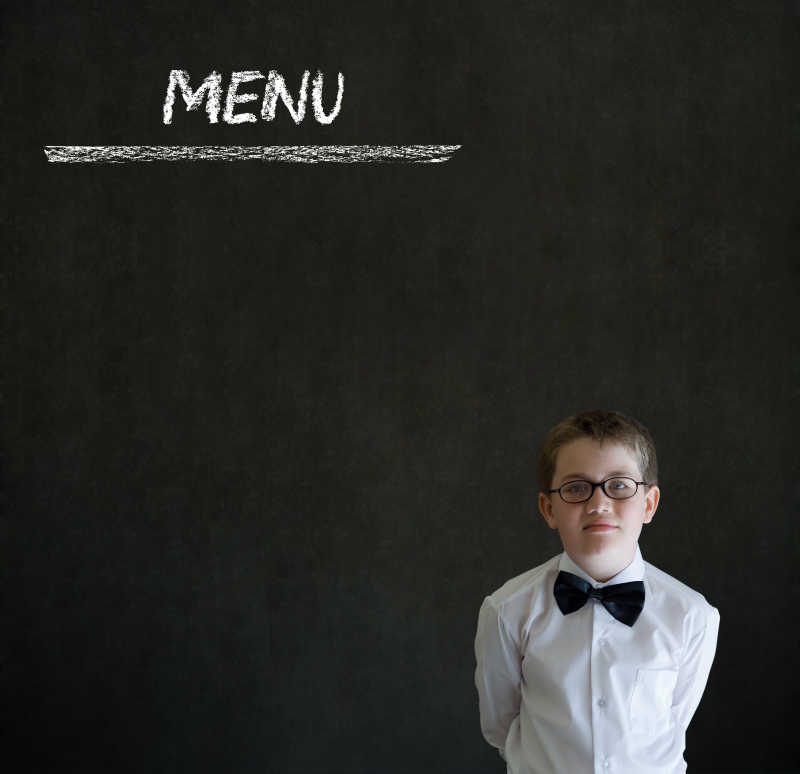 黑板背景的粉笔菜单的思考男孩商人