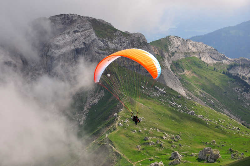 皮拉图斯山上的的滑翔伞