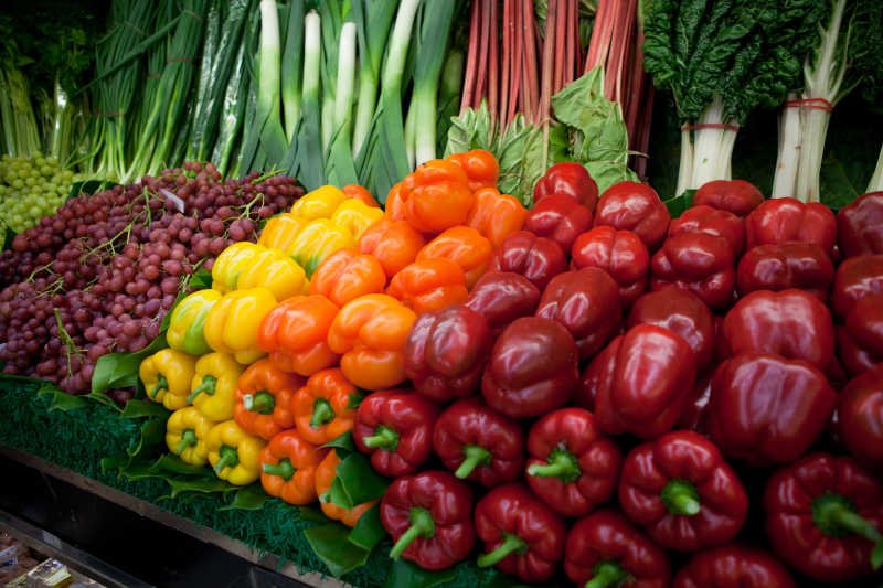水果市场上新鲜的果蔬