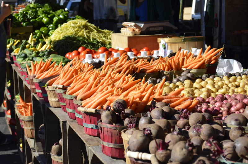 集市上贩卖的各种新鲜蔬菜
