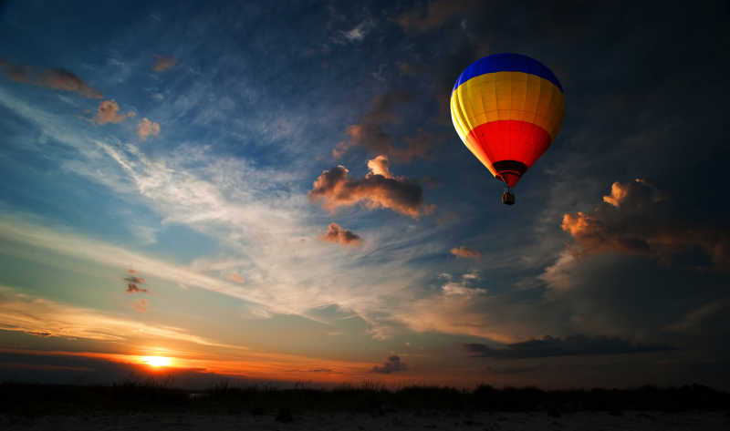 日出时蓝天白云空中的热气球